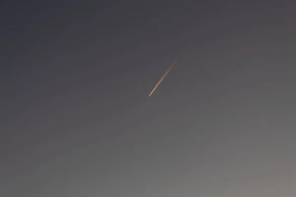 Trail Passing Small Plane Dark Sky — Stock Photo, Image