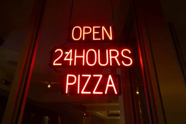 Neonowy Znak Oknie Pizzerii Otwórz Dwadzieścia Cztery Godziny Pizza — Zdjęcie stockowe