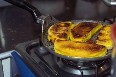 Tavada Kolombiya sarısı arepaları