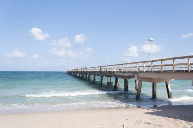 Sakin bir denizde bir iskele