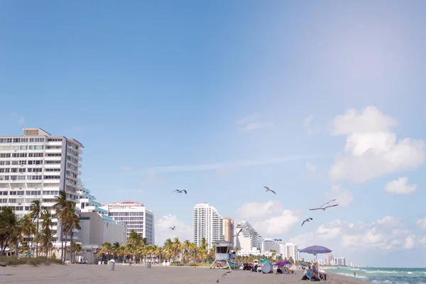Kumsalda Güneşli Bir Gün Binalar Martılar Tanınmayan Insanlarla Dolu — Stok fotoğraf