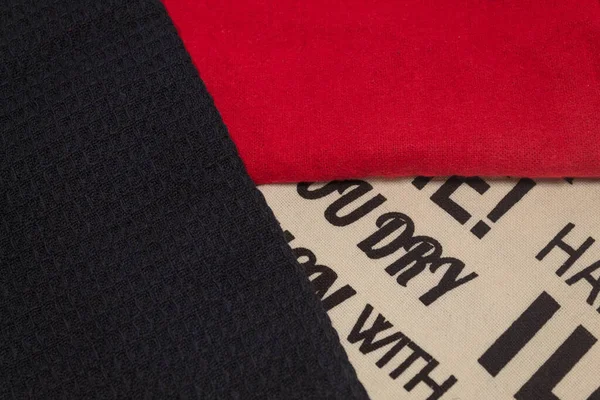 3枚の布のナプキン 1枚の黒 1枚の赤 1枚のベージュ — ストック写真