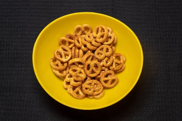 Group Delicious Little Pretzels Yellow Bowl Black Background — Stock Photo, Image