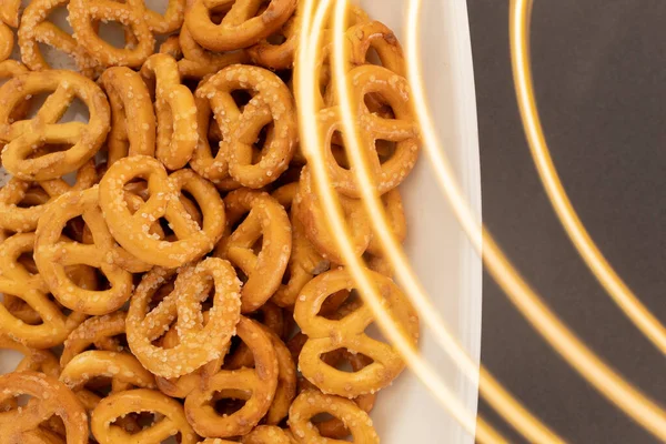 Group Delicious Little Pretzels White Plate Gray Background Light Painting — Stock Photo, Image