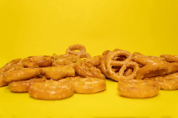 Group Small Crispy Pretzels Together Yellow Background — Stock Photo, Image