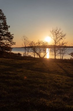 Körfezin kıyısından gün batımı. Hingham, Massachusetts