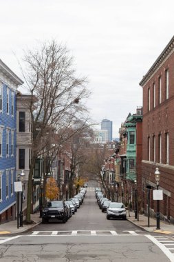 Bir sonbahar öğleden sonra binalar ve arabalarla bir yerleşim yerinin dikey görüntüsü. Charlestown, Massachusetts