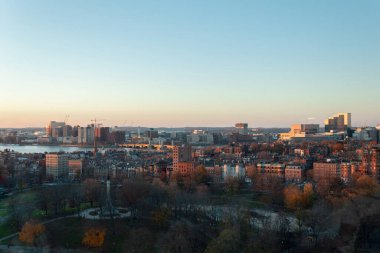 Sonbaharda şehrin ortasında bir parkın panoraması. Boston Common 'da. Boston, Massachusetts