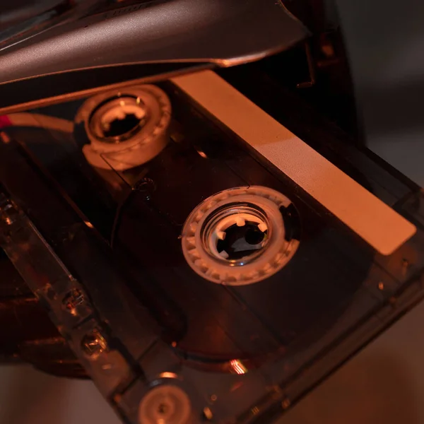 カセットのクローズアップ 暖かい光で覆われた録音フォーマット — ストック写真