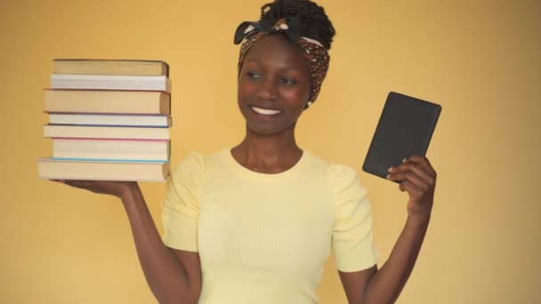 Νεαρή Γυναίκα Που Συγκρίνει Τυπωμένα Βιβλία Ηλεκτρονικό Βιβλίο Ενώ Κουβαλάει — Αρχείο Βίντεο