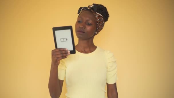 Mujer Joven Feliz Con Libro Impreso Mientras Sostiene Libro Electrónico — Vídeo de stock