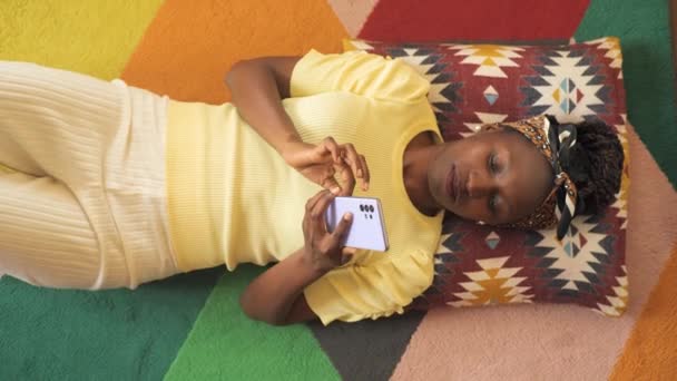 Jeune Femme Allongée Lisant Avec Téléphone Portable — Video