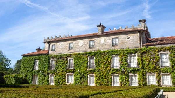 İspanya 'nın Galiçya şehrinde Ivy Facvered Facade ve Formal Hedge Gardens ile Tarihi Taş Köşk