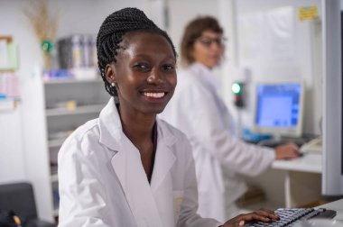 Doktorlar ofiste mola veriyorlar.