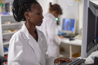 Bilgisayarında çalışan genç bir tıp subayı.