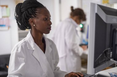 Bilgisayarında çalışan genç bir tıp subayı.