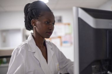 Bilgisayarında çalışan genç bir tıp subayı.