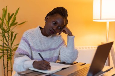 Genç bayan çevrimiçi derste ya da evde çalışırken sıkıldı.