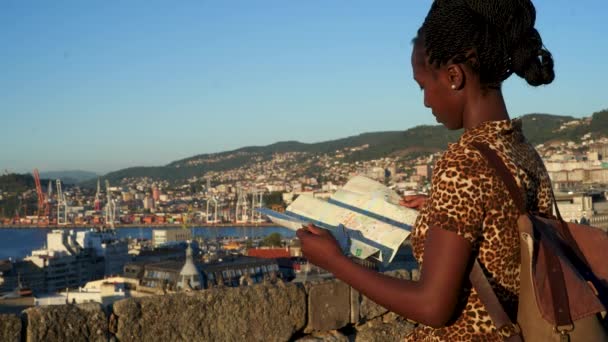 Młoda Turystka Oglądająca Mapę Podczas Zwiedzania Europejskiego Miasta — Wideo stockowe