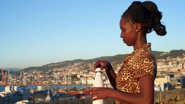 Giovane Donna Che Beve Acqua Una Bottiglia Riutilizzabile Una Giornata — Video Stock