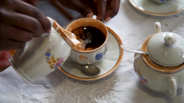 Zbliżenie Ręce Młodej Kobiety Przygotowuje Pije Kawę Mlekiem Cukrem Przy — Wideo stockowe
