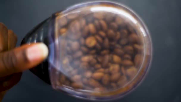 Ung Kvinna Slipning Kaffebönor Elektrisk Kaffekvarn Maskin Slow Motion — Stockvideo