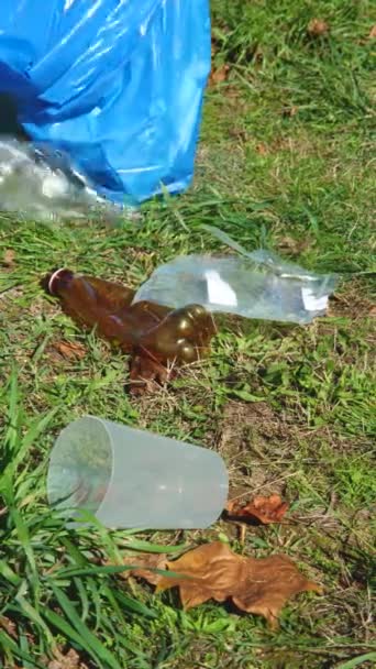 Jongeman Ruimt Plastic Van Het Veld Afval Verzamelen Een Plastic — Stockvideo