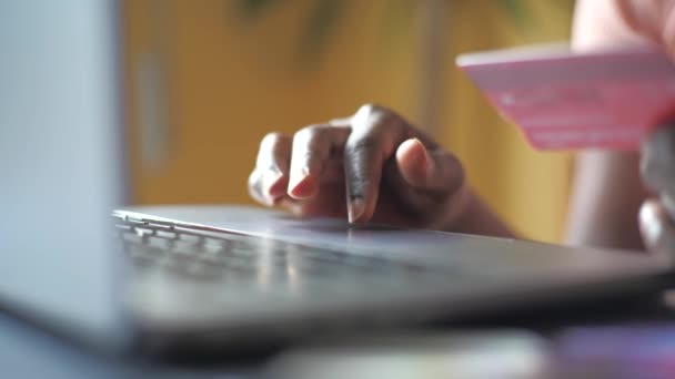 Mujer Joven Usando Computadora Portátil Compras Línea Con Una Tarjeta — Vídeos de Stock
