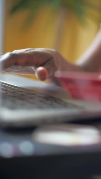 Jonge Vrouw Die Haar Laptop Gebruikt Online Winkelen Met Een — Stockvideo