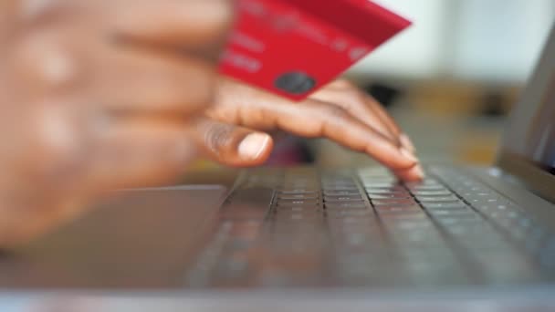 Młoda Kobieta Używająca Laptopa Zakupów Online Kartą Debetową Lub Kredytową — Wideo stockowe