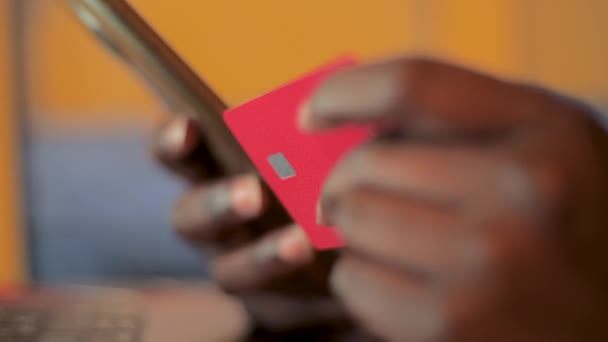 Mujer Joven Usando Teléfono Inteligente Compras Línea Con Una Tarjeta — Vídeo de stock