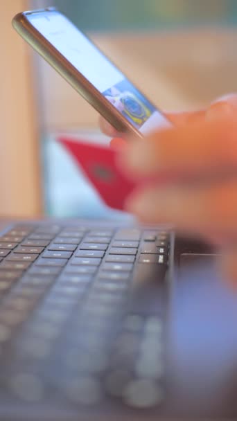 Jovem Usando Seu Smartphone Compras Line Com Cartão Débito Crédito — Vídeo de Stock