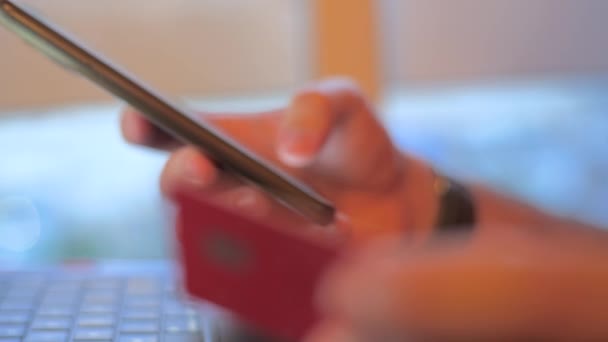Joven Hombre Usando Teléfono Inteligente Compras Línea Con Una Tarjeta — Vídeos de Stock