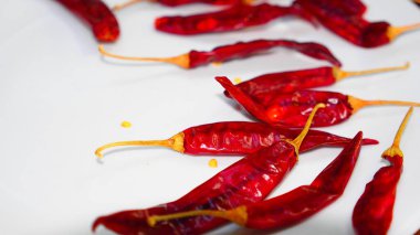 Kırmızı Chili Peppers, Chili Pepper Flakes beyaz arka planda gösteriliyor