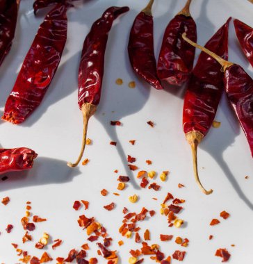 Kırmızı Chili Peppers, Chili Pepper Flakes beyaz arka planda gösteriliyor