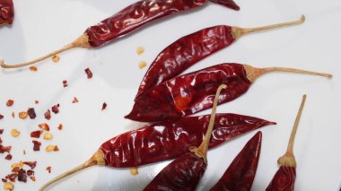 Kırmızı Chili Peppers, Chili Pepper Flakes beyaz arka planda gösteriliyor