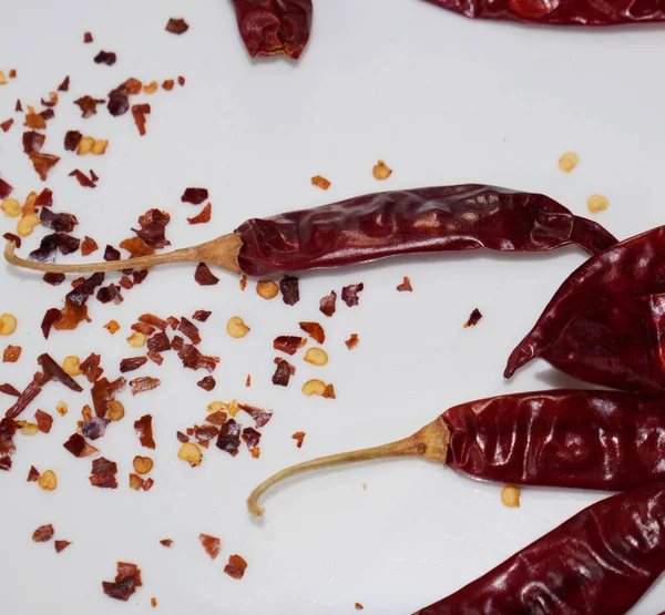 Kırmızı Chili Peppers, Chili Pepper Flakes beyaz arka planda gösteriliyor