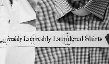 Çamaşırhaneden yeni çıkmış iş kıyafetleri. Genç iş adamları ve iş kadınları için pamuklu gömlekler.