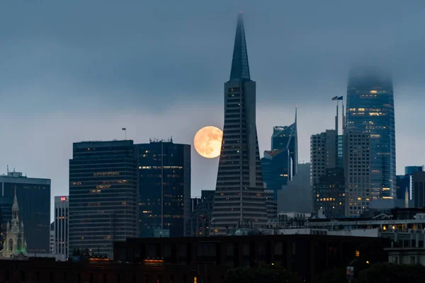 Σαν Φρανσίσκο Ορίζοντα Ιουλίου 2022 Supermoon Δίπλα Διάσημα Κτίρια Ορόσημο — Φωτογραφία Αρχείου