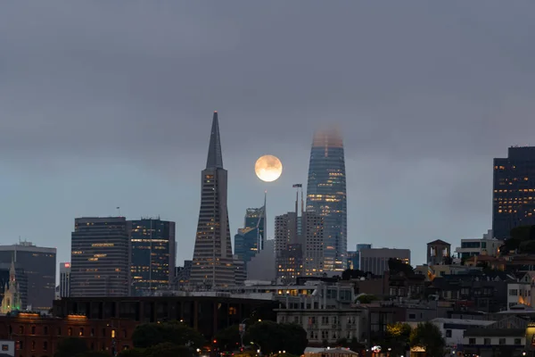 Небо Сан Франциско Суперлунием Июля 2022 Года Рядом Знаменитыми Зданиями — стоковое фото
