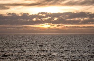 Pasifik Okyanusu Altın Pembe Günbatımı Bulutları