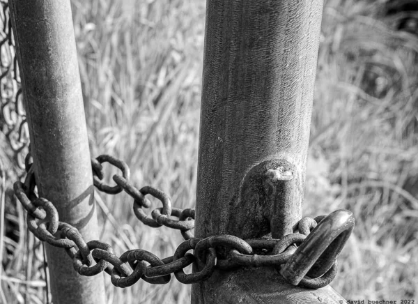 Rusted Broken Lock Old Fence — 图库照片