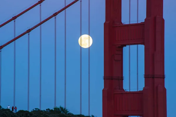 Full Moon Nestled Orange North Tower Golden Gate Bridge Blue — 图库照片