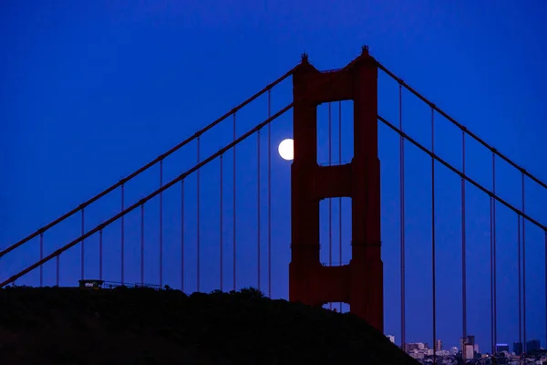 Full Moon Nestled Orange North Tower Golden Gate Bridge Blue — Fotografia de Stock