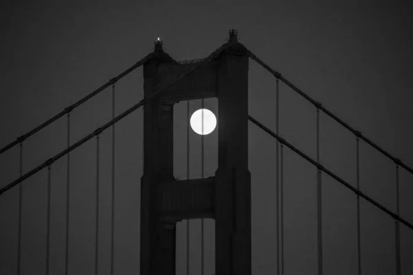 Full Moon Nestled Orange North Tower Golden Gate Bridge Blue — ストック写真
