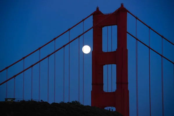Full Moon Nestled Orange North Tower Golden Gate Bridge Blue — Fotografia de Stock