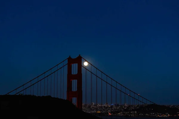 Full Moon Nestled Orange North Tower Golden Gate Bridge Blue — ストック写真