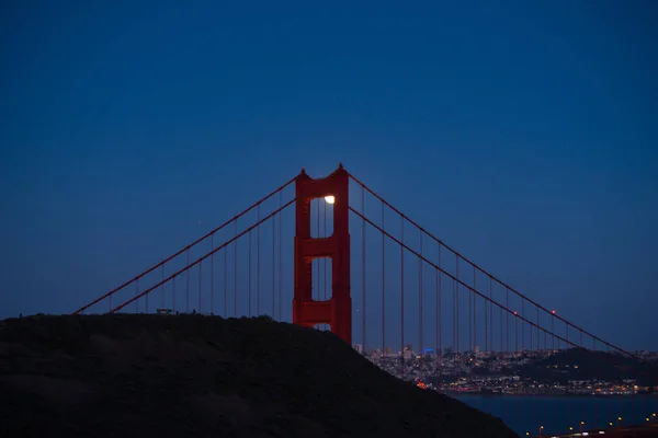 Full Moon Nestled Orange North Tower Golden Gate Bridge Blue — Fotografia de Stock