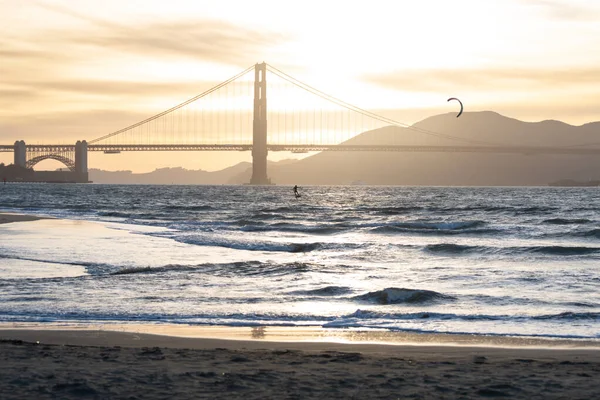 Кіссерфер Вирушив Тлі Мосту Золоті Ворота Затоці Сан Франциско — стокове фото