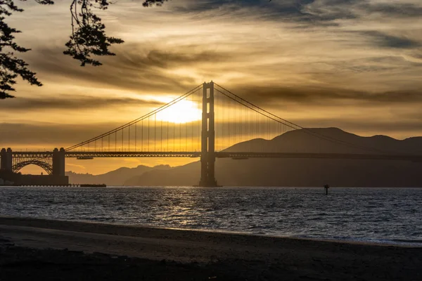 Sunset Peaking North Tower Magnificent Golden Gate Bridge Yellow Brown — Fotografia de Stock